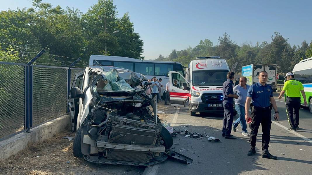 İşçi servisi ile minibüs kafa kafaya çarpıştı! Ölüler ve yaralılar var 4